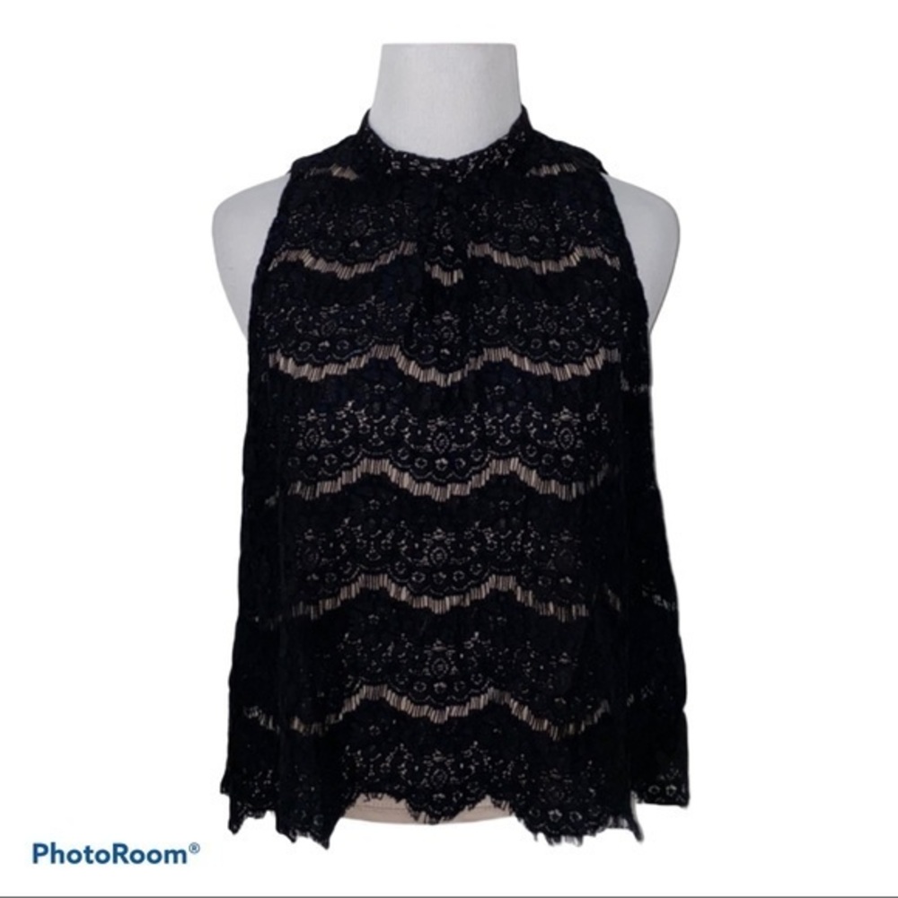 5/$30 🎈 Love fire medium high neck lace tank blouse